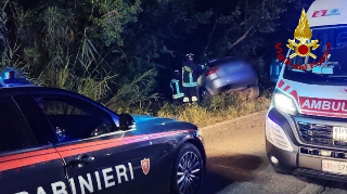 Treia - Auto esce di strada sulla Sp25: conducente estratto dai vigili del fuoco